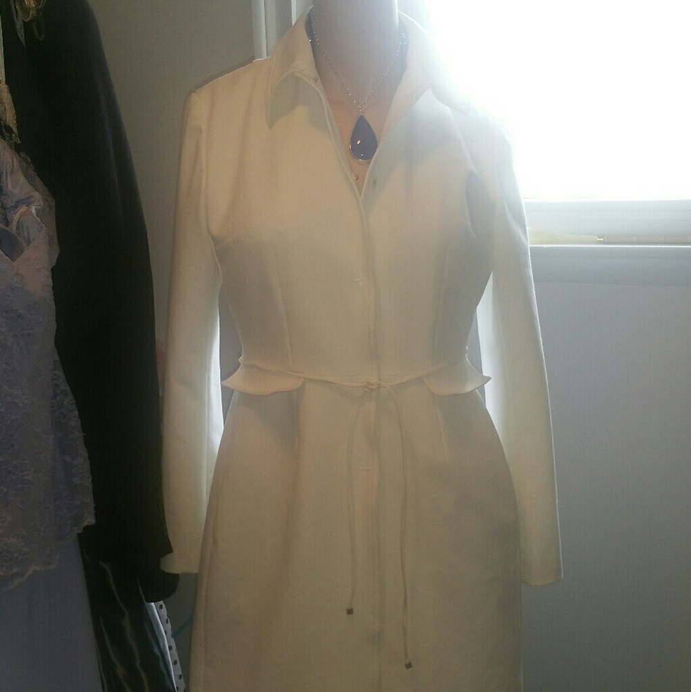 Tahari size 8 white jacket